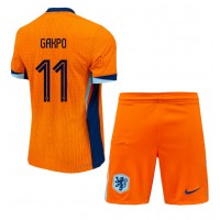 Camiseta Países Bajos Cody Gakpo #11 Primera Equipación Replica Eurocopa 2024 para niños mangas cortas (+ Pantalones cortos)